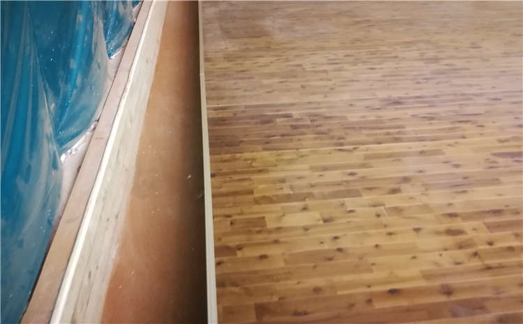 20厚風雨操場地板多少錢一平米？