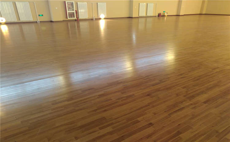 柞木羽毛球館木地板怎么維修？